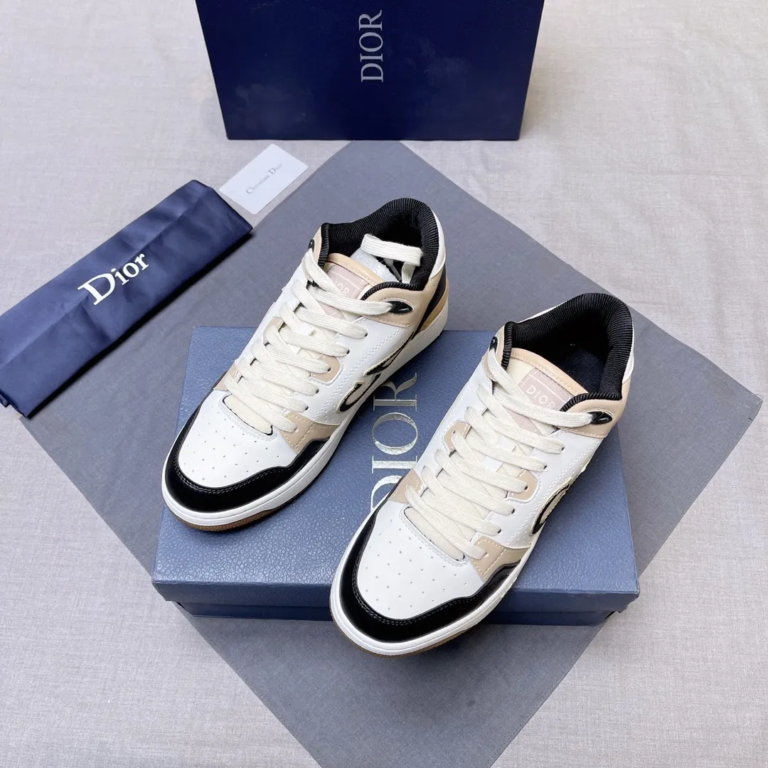P420 Dior B57 low-top sneakers 2024 spring men's series new product launch [Celebrate][Celebrate][Celebrate], reinterpret the basketball shoe design and become Dior's classic item [strong][strong][strong], carefully crafted in black and cream white smooth cowhide, with beige suede, and the leather CD logo is displayed on the side Zhi, the tongue, sole and back side are decorated with various distinctive details to enhance the style[666][666], while the eyelet details, topstitching and rubber panels highlight the dynamic charm of its athletic style[strong][strong][strong]. It has a two-color rubber sole, which can be matched with various clothing to create a refined look. Size: 38 to 45 No. 067
